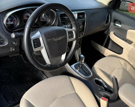 Белый Крайслер 200, объемом двигателя 2.36 л и пробегом 178 тыс. км за 6500 $, фото 17 на Automoto.ua