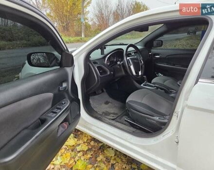 Белый Крайслер 200, объемом двигателя 2.36 л и пробегом 124 тыс. км за 9000 $, фото 3 на Automoto.ua