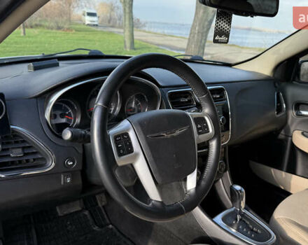 Белый Крайслер 200, объемом двигателя 2.36 л и пробегом 178 тыс. км за 6500 $, фото 16 на Automoto.ua