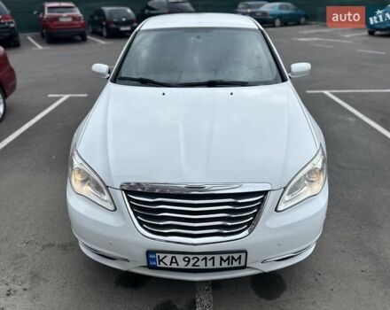 Белый Крайслер 200, объемом двигателя 2.36 л и пробегом 199 тыс. км за 7000 $, фото 1 на Automoto.ua