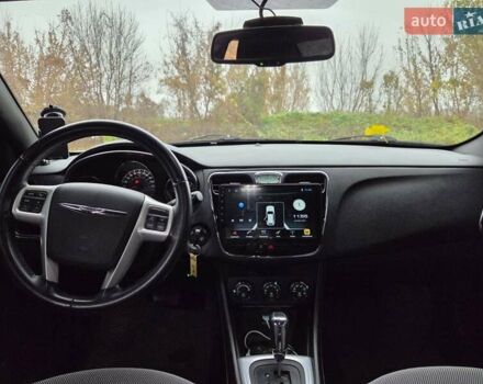 Белый Крайслер 200, объемом двигателя 2.36 л и пробегом 124 тыс. км за 9000 $, фото 4 на Automoto.ua