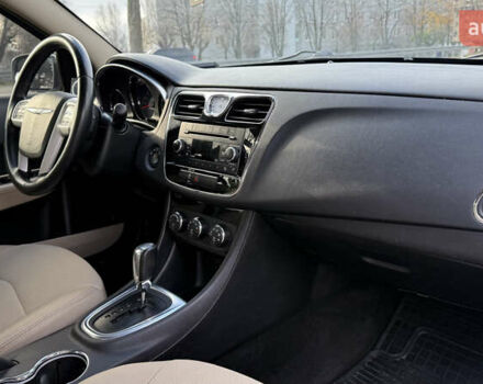 Белый Крайслер 200, объемом двигателя 2.36 л и пробегом 178 тыс. км за 6500 $, фото 24 на Automoto.ua