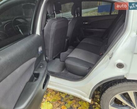 Белый Крайслер 200, объемом двигателя 2.36 л и пробегом 124 тыс. км за 9000 $, фото 2 на Automoto.ua