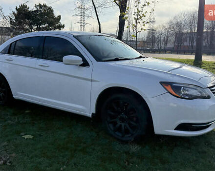 Белый Крайслер 200, объемом двигателя 2.36 л и пробегом 178 тыс. км за 6500 $, фото 1 на Automoto.ua