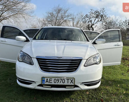 Белый Крайслер 200, объемом двигателя 2.36 л и пробегом 178 тыс. км за 6500 $, фото 2 на Automoto.ua