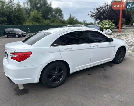 Белый Крайслер 200, объемом двигателя 2.36 л и пробегом 199 тыс. км за 7000 $, фото 7 на Automoto.ua