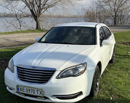 Белый Крайслер 200, объемом двигателя 2.36 л и пробегом 178 тыс. км за 6500 $, фото 5 на Automoto.ua