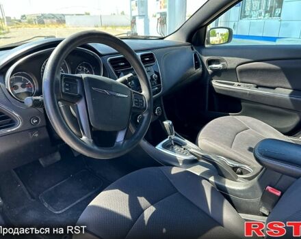 Білий Крайслер 200, об'ємом двигуна 2.4 л та пробігом 0 тис. км за 8000 $, фото 2 на Automoto.ua