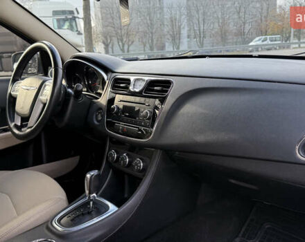 Белый Крайслер 200, объемом двигателя 2.36 л и пробегом 178 тыс. км за 6500 $, фото 23 на Automoto.ua