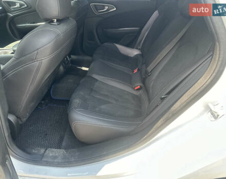 Белый Крайслер 200, объемом двигателя 2.4 л и пробегом 380 тыс. км за 9600 $, фото 8 на Automoto.ua