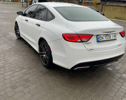 Белый Крайслер 200, объемом двигателя 2.36 л и пробегом 203 тыс. км за 8700 $, фото 2 на Automoto.ua