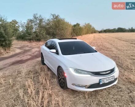 Белый Крайслер 200, объемом двигателя 2.36 л и пробегом 223 тыс. км за 10000 $, фото 1 на Automoto.ua