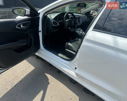 Белый Крайслер 200, объемом двигателя 2.4 л и пробегом 380 тыс. км за 9600 $, фото 5 на Automoto.ua