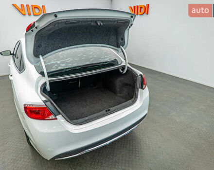 Белый Крайслер 200, объемом двигателя 2.4 л и пробегом 132 тыс. км за 9688 $, фото 6 на Automoto.ua