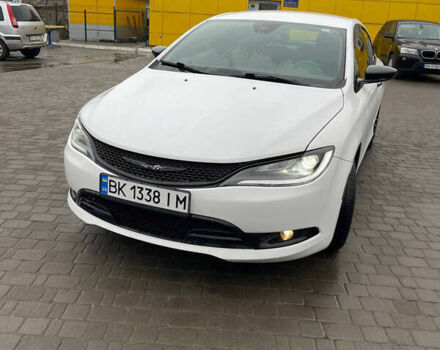 Белый Крайслер 200, объемом двигателя 2.36 л и пробегом 203 тыс. км за 8700 $, фото 1 на Automoto.ua