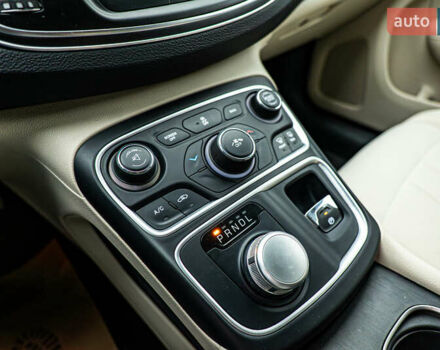 Белый Крайслер 200, объемом двигателя 2.4 л и пробегом 132 тыс. км за 9688 $, фото 16 на Automoto.ua