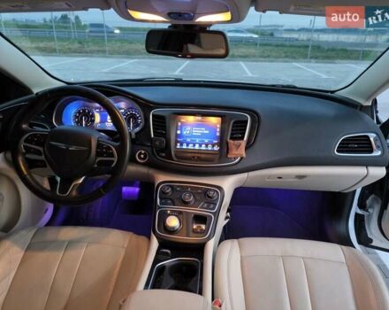 Белый Крайслер 200, объемом двигателя 2.36 л и пробегом 220 тыс. км за 9600 $, фото 15 на Automoto.ua