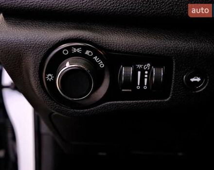 Белый Крайслер 200, объемом двигателя 2.4 л и пробегом 111 тыс. км за 8900 $, фото 22 на Automoto.ua