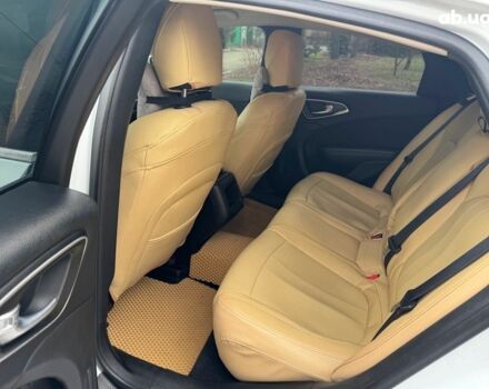 Білий Крайслер 200, об'ємом двигуна 2.4 л та пробігом 160 тис. км за 10390 $, фото 17 на Automoto.ua