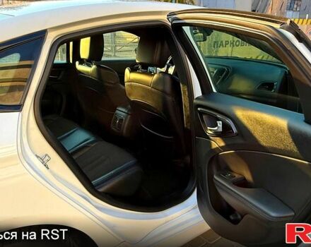 Білий Крайслер 200, об'ємом двигуна 2.4 л та пробігом 150 тис. км за 11999 $, фото 2 на Automoto.ua