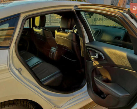 Белый Крайслер 200, объемом двигателя 2.36 л и пробегом 151 тыс. км за 9150 $, фото 5 на Automoto.ua