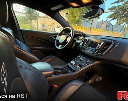 Білий Крайслер 200, об'ємом двигуна 2.4 л та пробігом 150 тис. км за 11999 $, фото 4 на Automoto.ua