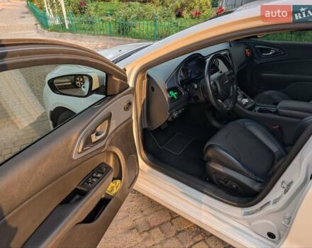 Белый Крайслер 200, объемом двигателя 3.6 л и пробегом 145 тыс. км за 11600 $, фото 7 на Automoto.ua