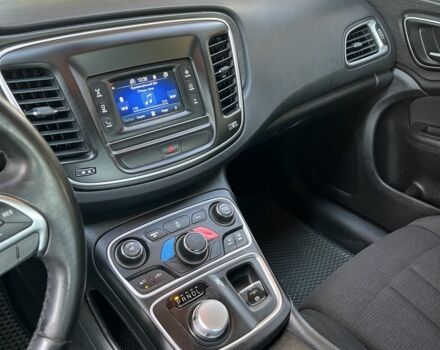 Белый Крайслер 200, объемом двигателя 2.4 л и пробегом 212 тыс. км за 8200 $, фото 6 на Automoto.ua