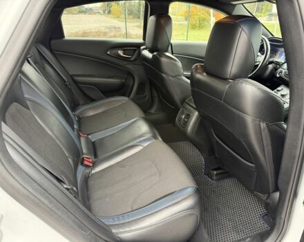 Белый Крайслер 200, объемом двигателя 3.6 л и пробегом 204 тыс. км за 9900 $, фото 22 на Automoto.ua