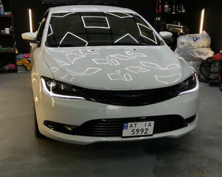 Белый Крайслер 200, объемом двигателя 2.36 л и пробегом 151 тыс. км за 9150 $, фото 3 на Automoto.ua