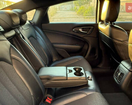 Белый Крайслер 200, объемом двигателя 2.36 л и пробегом 151 тыс. км за 9150 $, фото 4 на Automoto.ua