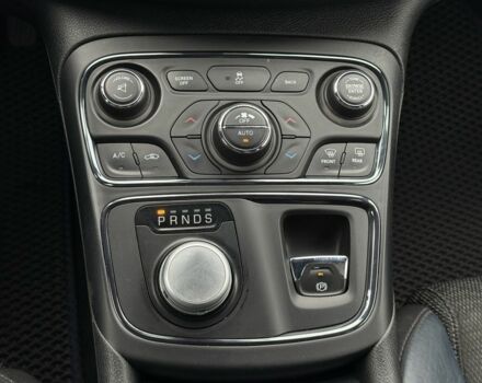 Белый Крайслер 200, объемом двигателя 3.6 л и пробегом 204 тыс. км за 9900 $, фото 16 на Automoto.ua