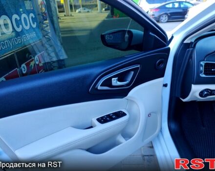 Белый Крайслер 200, объемом двигателя 2.4 л и пробегом 125 тыс. км за 9500 $, фото 7 на Automoto.ua