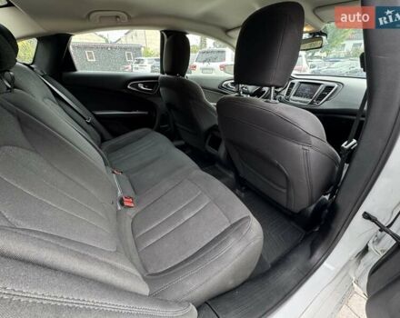 Білий Крайслер 200, об'ємом двигуна 2.4 л та пробігом 101 тис. км за 9500 $, фото 22 на Automoto.ua