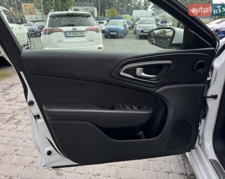 Білий Крайслер 200, об'ємом двигуна 2.4 л та пробігом 101 тис. км за 9500 $, фото 18 на Automoto.ua