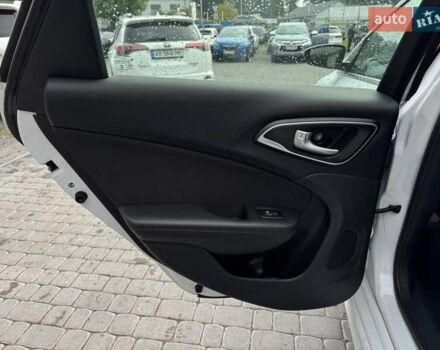 Білий Крайслер 200, об'ємом двигуна 2.4 л та пробігом 101 тис. км за 9500 $, фото 20 на Automoto.ua