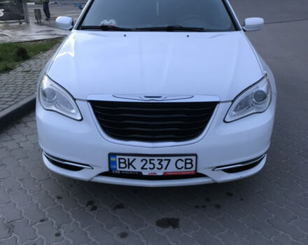 Белый Крайслер 200, объемом двигателя 2.4 л и пробегом 121 тыс. км за 8000 $, фото 1 на Automoto.ua