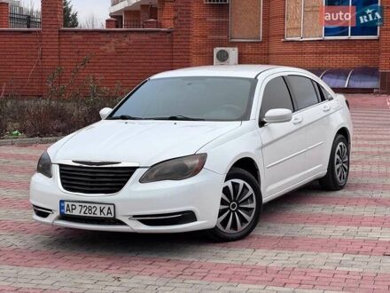 Крайслер 200 2012 в Запорожье на Automoto.ua Белый Крайслер 200, объемом двигателя 2.36 л и пробегом 240 тыс. км за 5999 $, фото 1 на Automoto.ua
