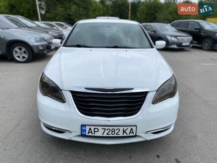 Білий Крайслер 200, об'ємом двигуна 2.36 л та пробігом 350 тис. км за 5600 $, фото 1 на Automoto.ua