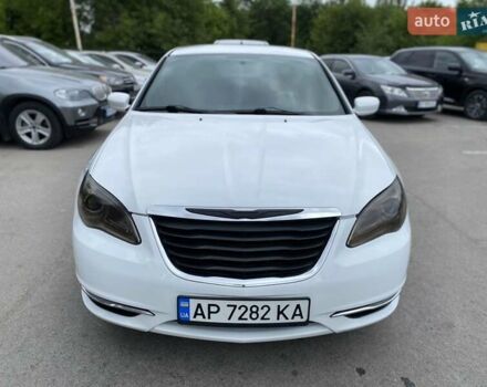 Білий Крайслер 200, об'ємом двигуна 2.36 л та пробігом 350 тис. км за 5600 $, фото 1 на Automoto.ua