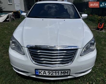 Белый Крайслер 200, объемом двигателя 2.36 л и пробегом 199 тыс. км за 7000 $, фото 1 на Automoto.ua