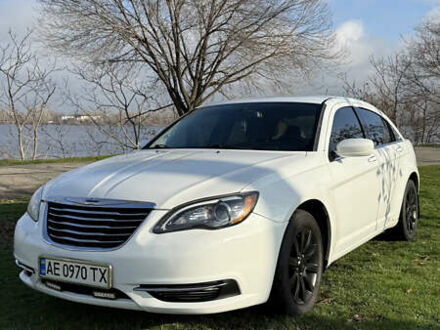 Белый Крайслер 200, объемом двигателя 2.36 л и пробегом 178 тыс. км за 6500 $, фото 1 на Automoto.ua