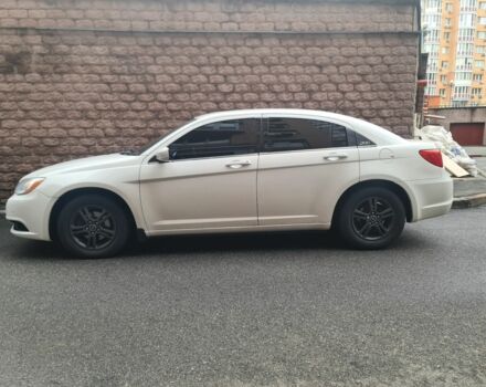 Белый Крайслер 200, объемом двигателя 2.4 л и пробегом 136 тыс. км за 7898 $, фото 1 на Automoto.ua