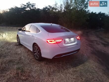 Белый Крайслер 200, объемом двигателя 2.36 л и пробегом 223 тыс. км за 10000 $, фото 1 на Automoto.ua