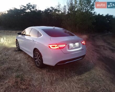 Білий Крайслер 200, об'ємом двигуна 2.36 л та пробігом 223 тис. км за 10000 $, фото 1 на Automoto.ua