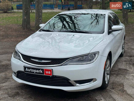 Крайслер 200 2014 у Києві на Automoto.ua Білий Крайслер 200, об'ємом двигуна 2.4 л та пробігом 160 тис. км за 9290 $, фото 1 на Automoto.ua