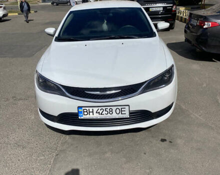 Белый Крайслер 200, объемом двигателя 2.4 л и пробегом 195 тыс. км за 10000 $, фото 1 на Automoto.ua
