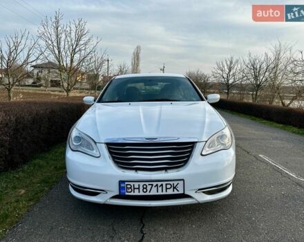 Белый Крайслер 200, объемом двигателя 2.36 л и пробегом 193 тыс. км за 7800 $, фото 1 на Automoto.ua