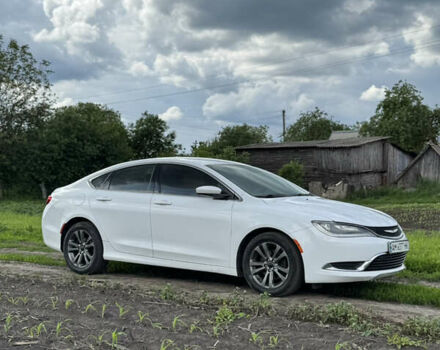 Белый Крайслер 200, объемом двигателя 2.36 л и пробегом 199 тыс. км за 8900 $, фото 1 на Automoto.ua