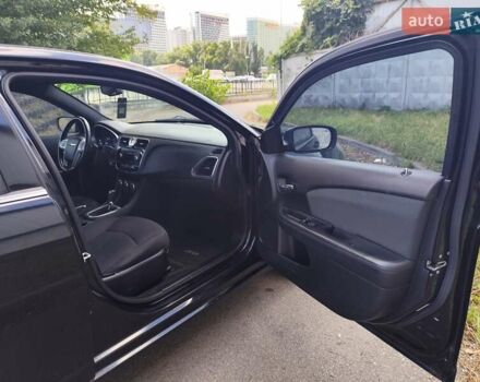 Черный Крайслер 200, объемом двигателя 3.61 л и пробегом 280 тыс. км за 7500 $, фото 11 на Automoto.ua